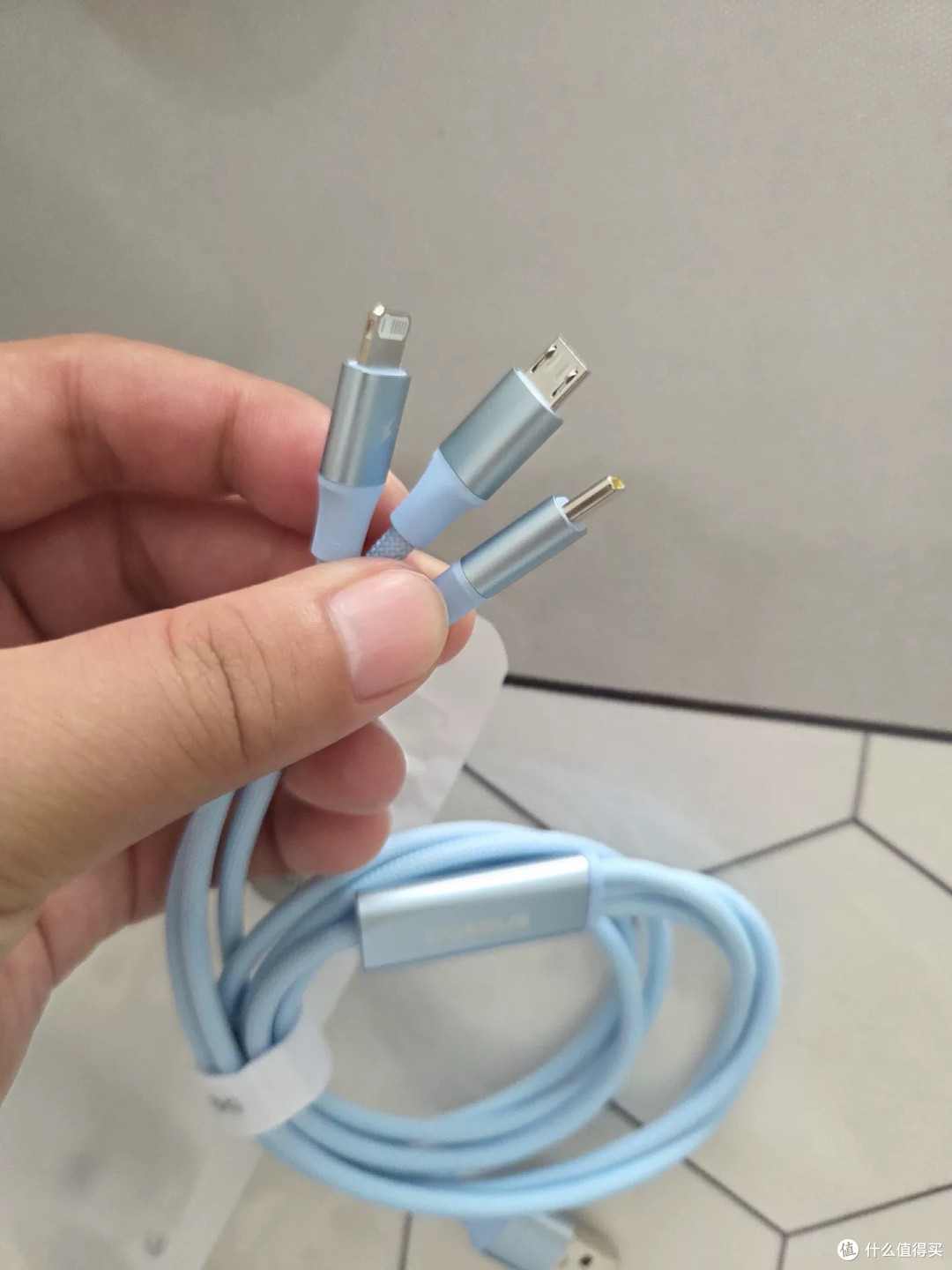 倍思三合一数据线解决充电难题