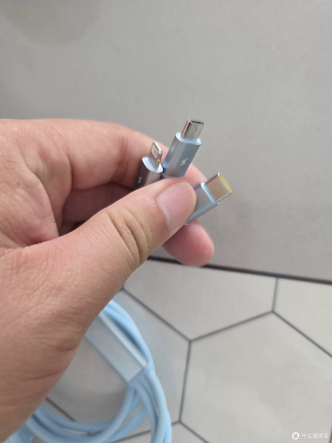 倍思三合一数据线解决充电难题