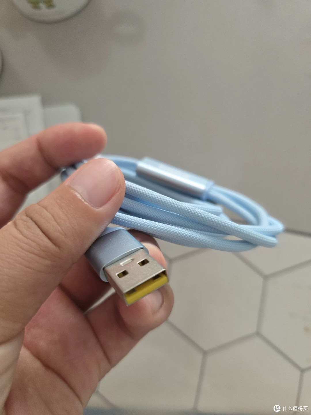 倍思三合一数据线解决充电难题