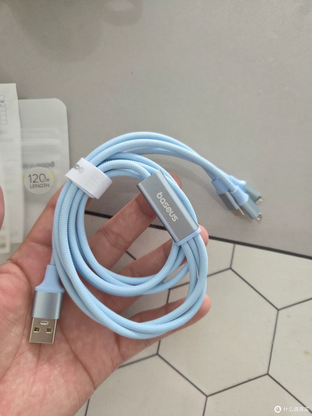 倍思三合一数据线解决充电难题