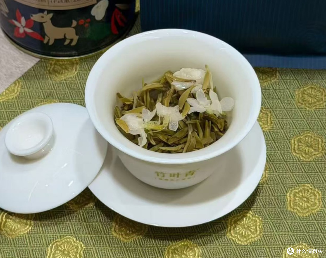 小暑赏荷消暑，碧潭飘雪小蓝罐藏满茉莉清鲜