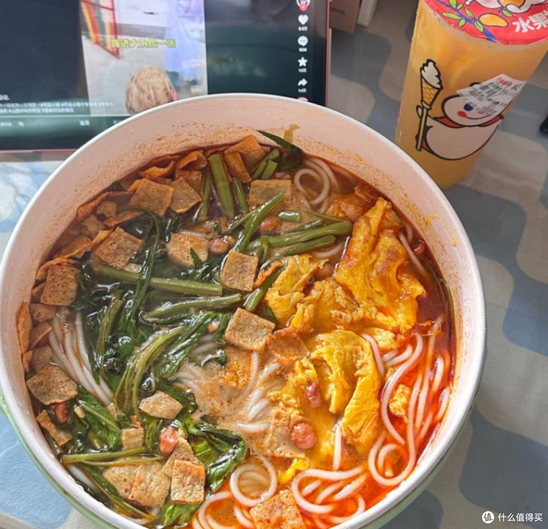 一碗螺蛳粉配果茶，这顿午饭吃得有点上头
