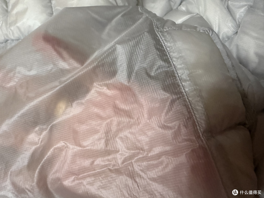 翻过来拍的兜兜照片，真的是薄，薄如蝉翼。