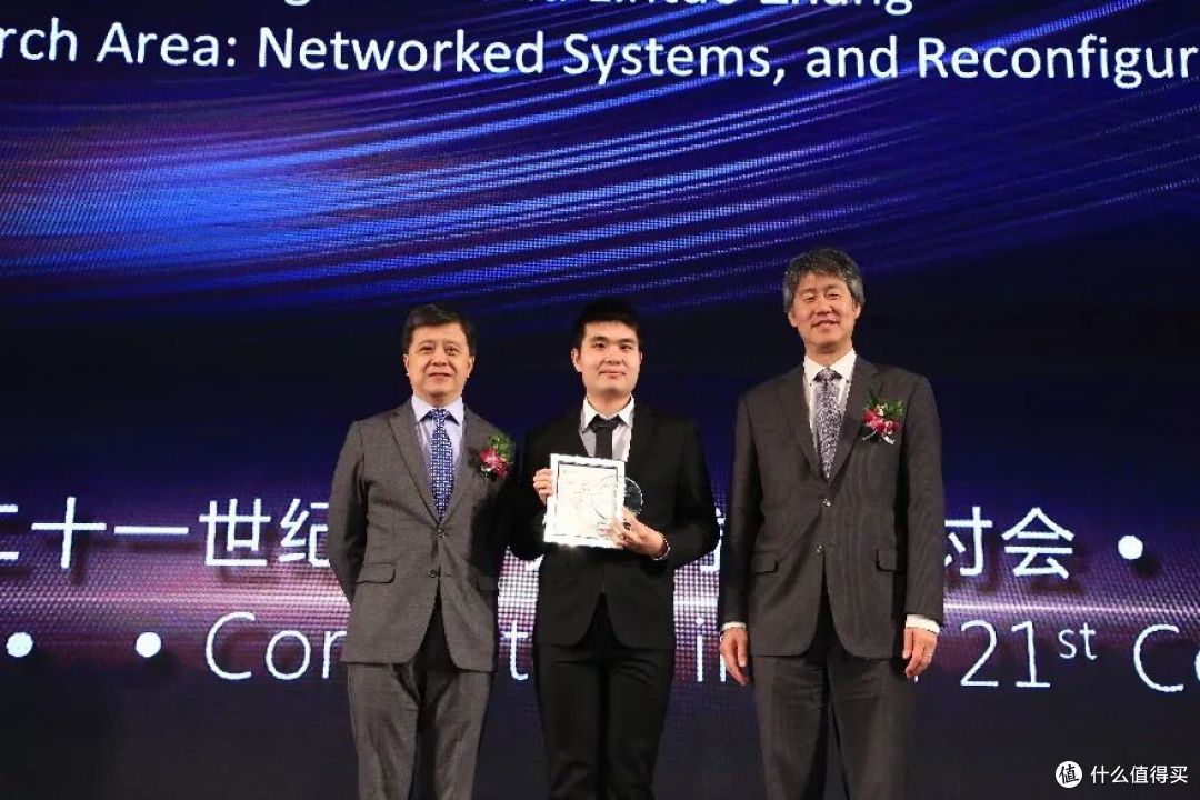 ▲李博杰（中）与Peter Lee博士（右一）、洪小文博士（左一）合影