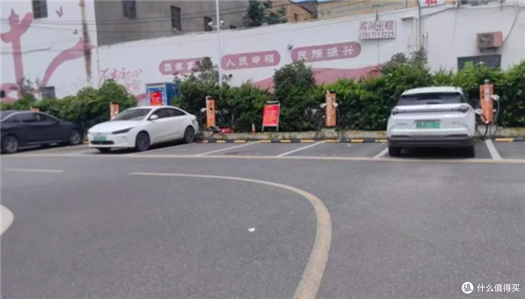 强行锁车交100元才能走！燃油车占充电车位引争议，到底合不合法