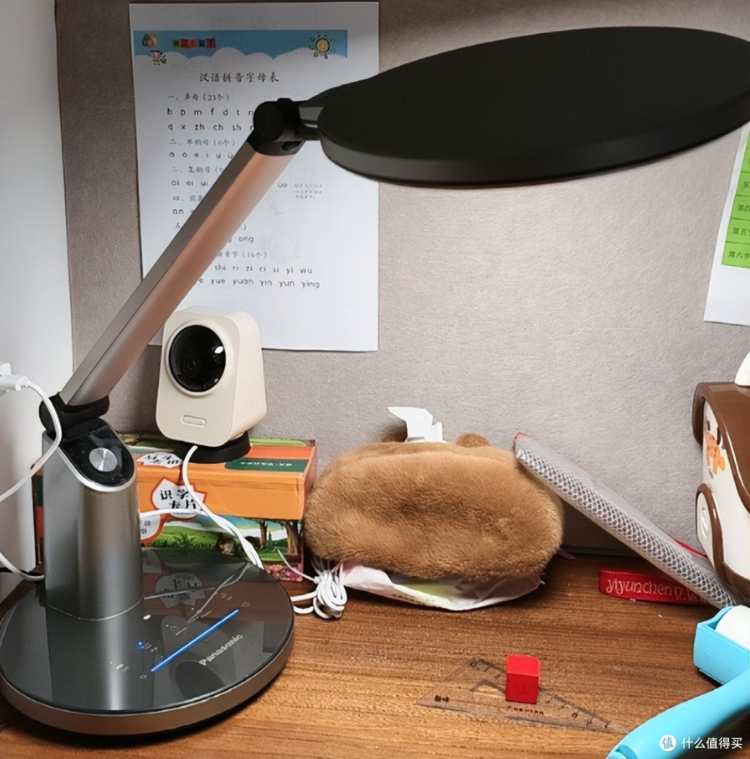 什么样的台灯对孩子视力好？优选柔和光护眼台灯，专业护眼有保障