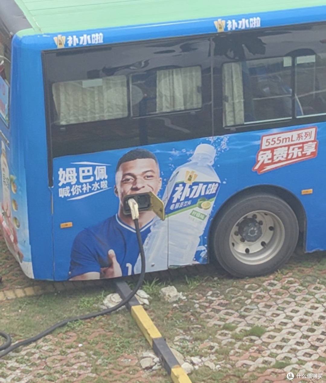 “姆总”遇上“补水啦”，笑死😆网友直呼：电解质需要电很合理