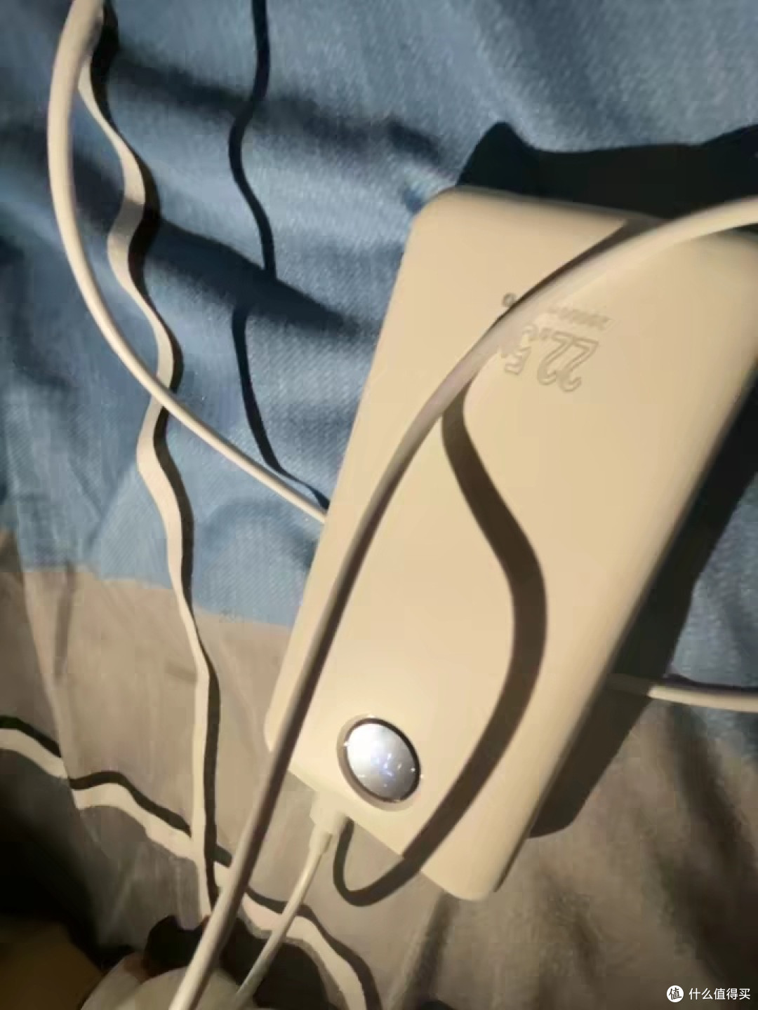 奶油白充电宝,简约便携
