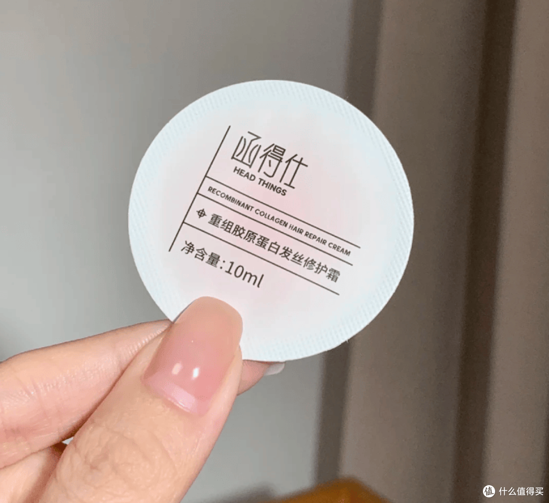 次抛手持粉色美甲.png