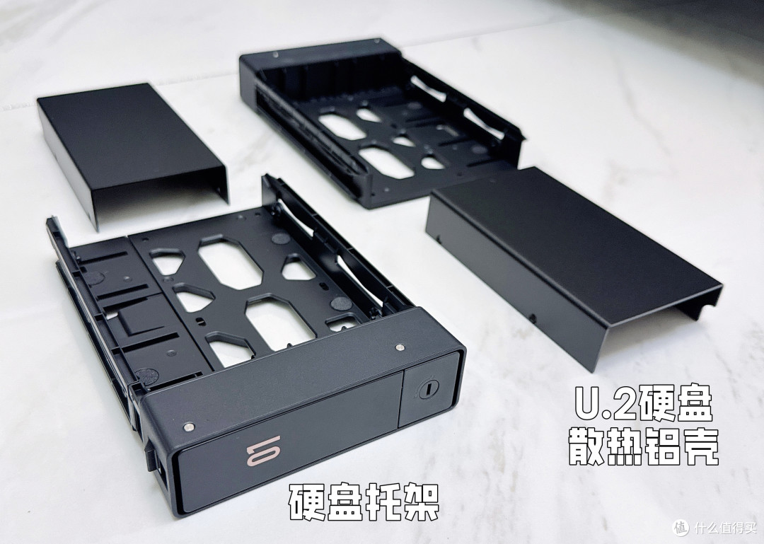 随包装附送U.2硬盘散热铝壳