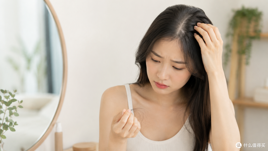 女生掉发别急着买产品:先搞清是什么原因