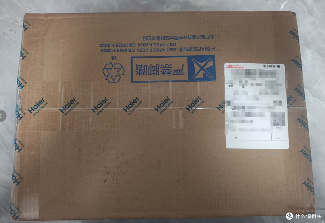 海尔除螨仪到手,来试试看起来干净的沙发有多脏