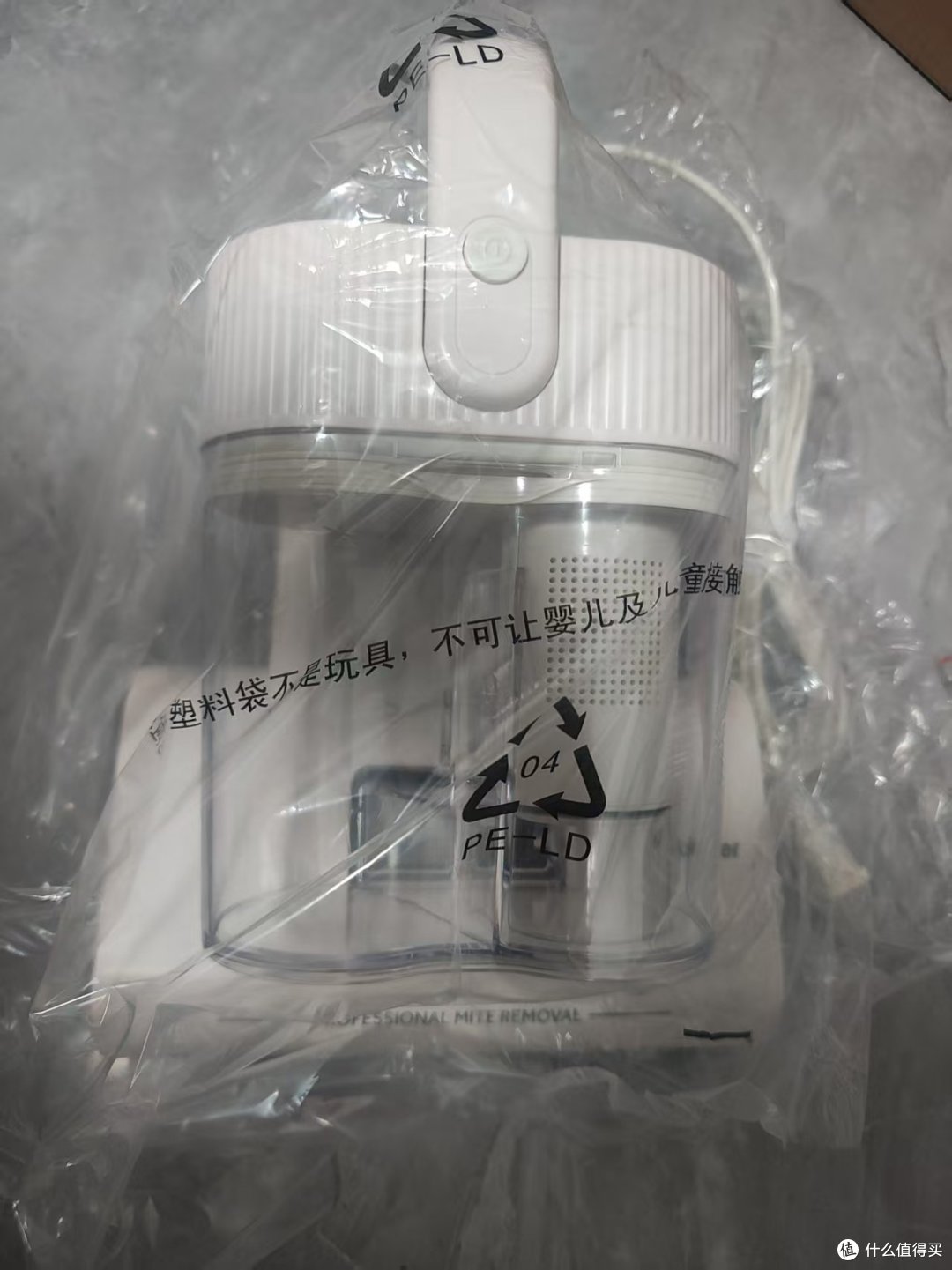 海尔除螨仪到手,来试试看起来干净的沙发有多脏