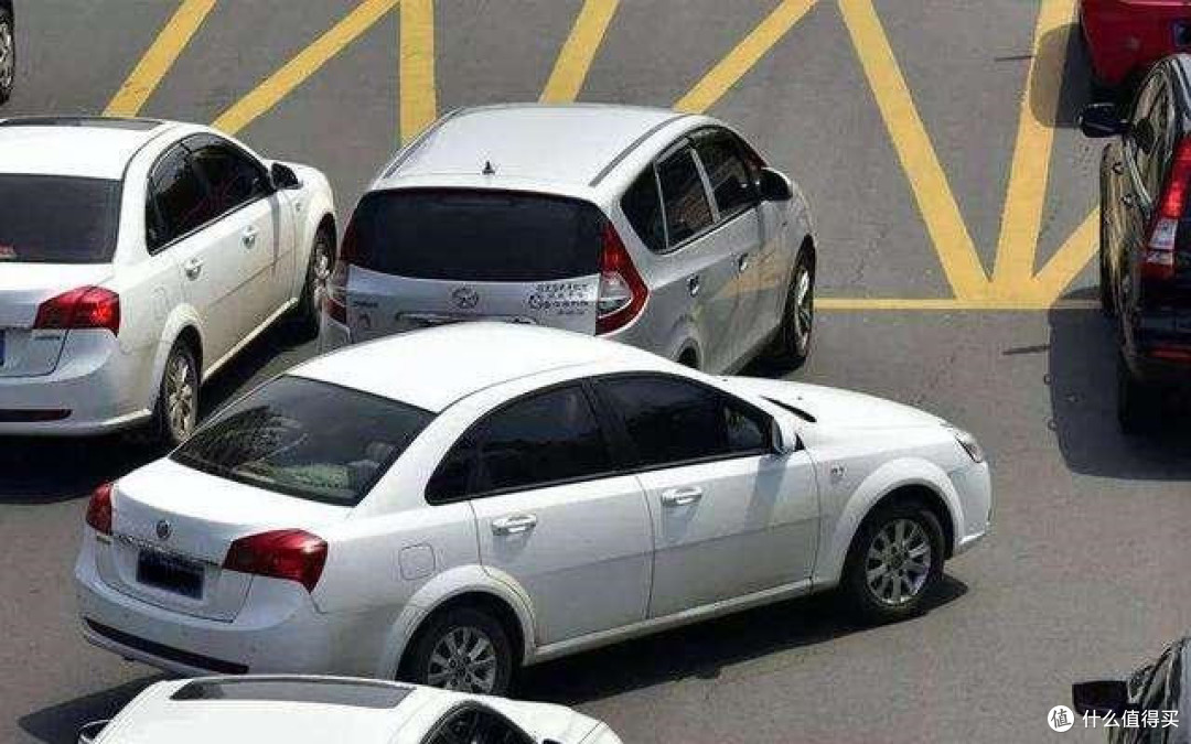 在路上开车，这几种追尾情况应该前车负责！你别傻乎乎的吃亏了！