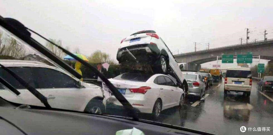 在路上开车，这几种追尾情况应该前车负责！你别傻乎乎的吃亏了！