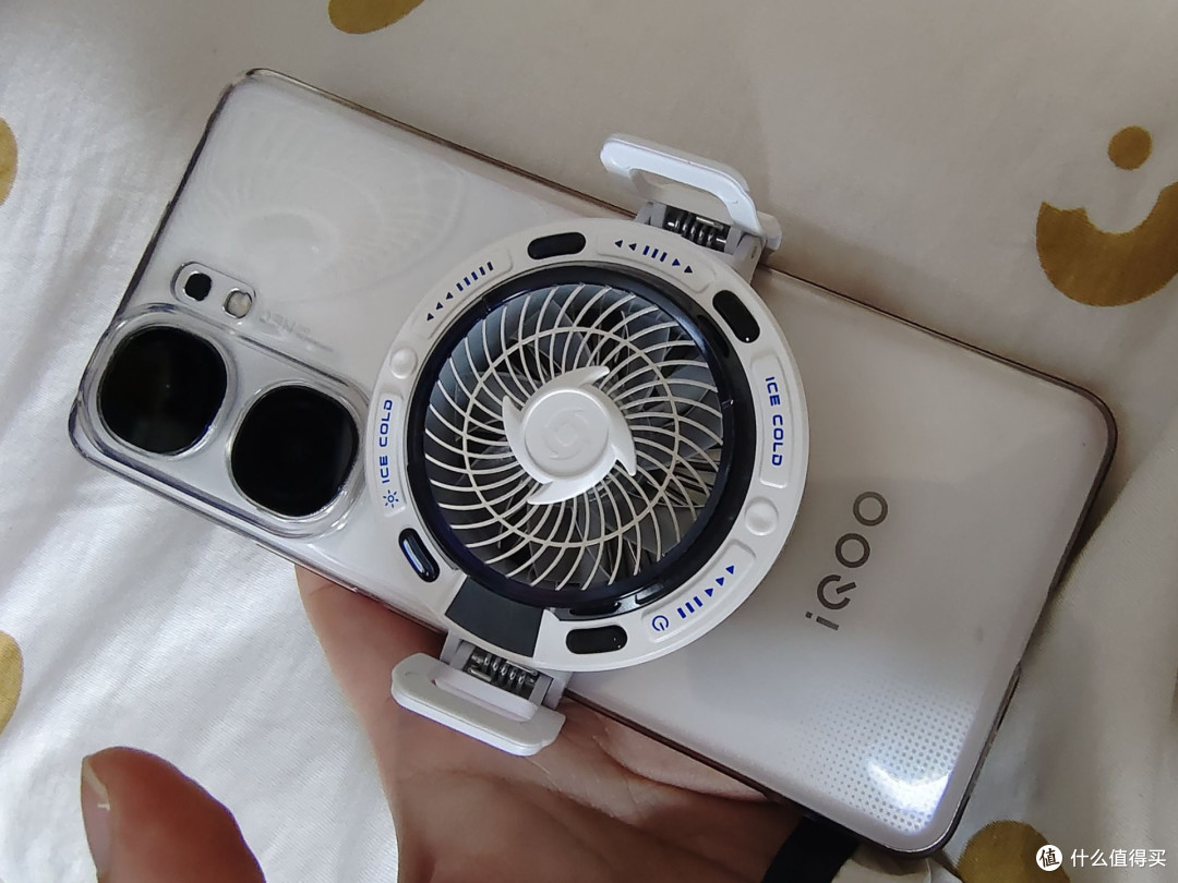 使用背夹固定
