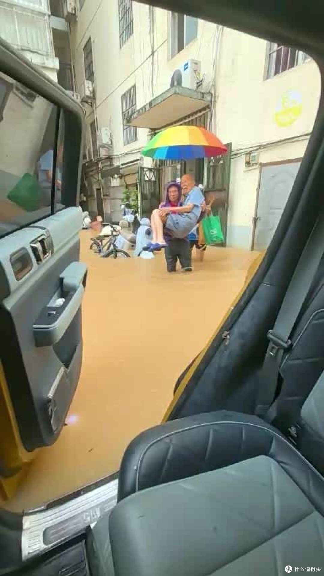 油车不敢闯的积水,电车随便过?这下谁还能嘲笑新能源?