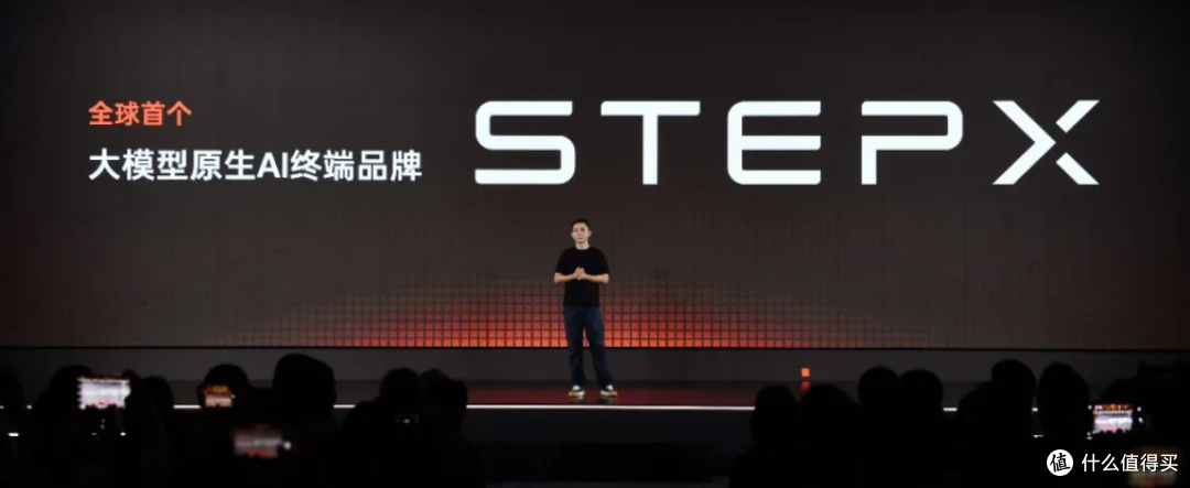 阶跃星辰发布全球首款 Agent手机发布:能离线跑大模型
