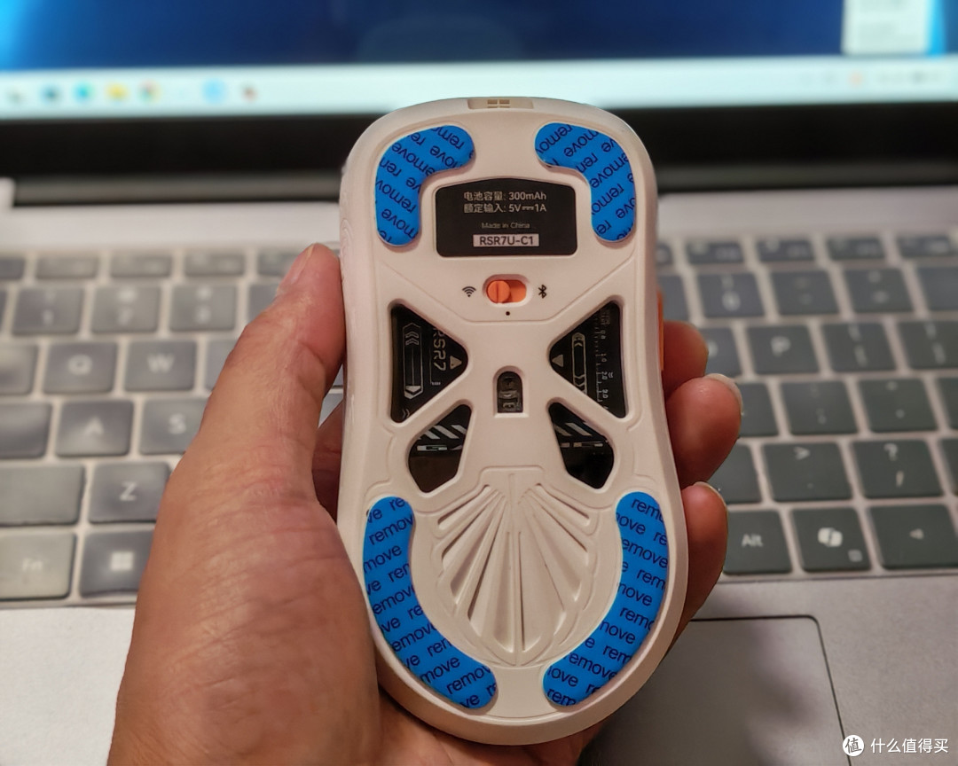 谁说国产鼠标没设计?JamesDonkeyRSR7 Ultra+把蛇鳞图腾握在手中
