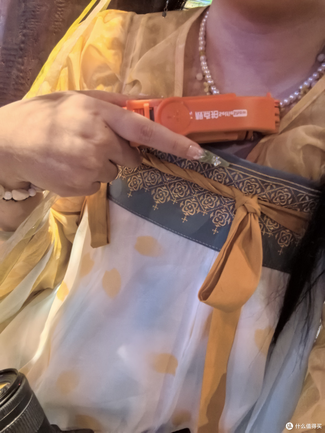 这多巴胺掌心杆也太会拍了🔥和闺蜜汉服写真+干饭直接封神!