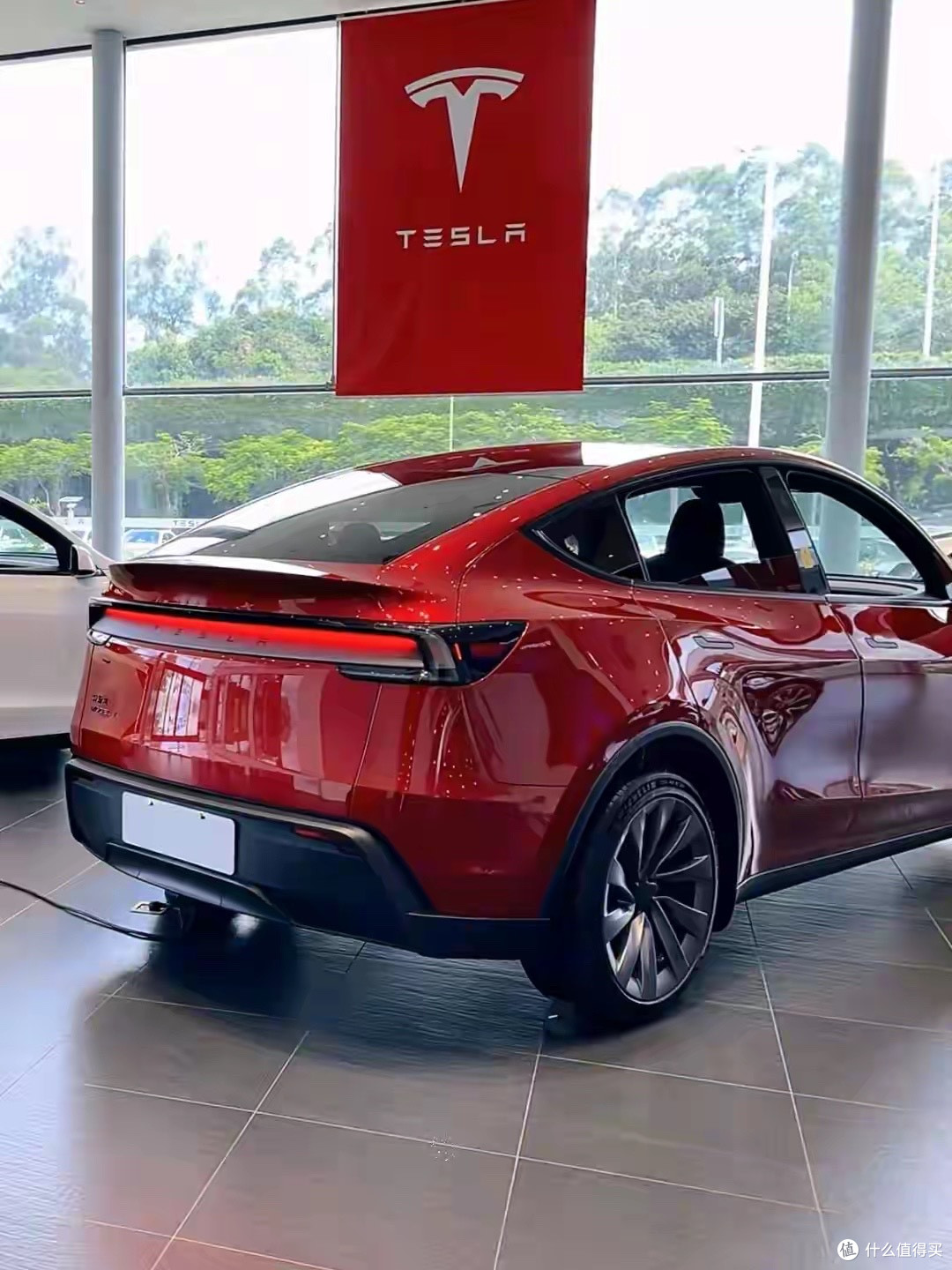 红色新款Model Y,经典红漆显大气,贯穿尾灯辨识度拉满