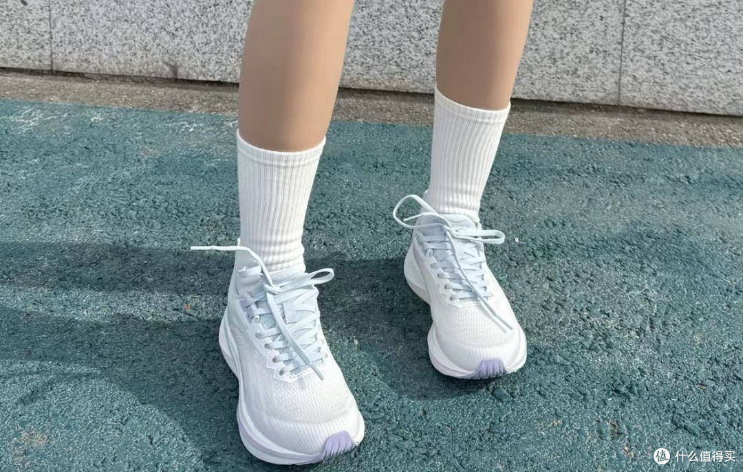 安踏凌风2:轻薄透气跑鞋