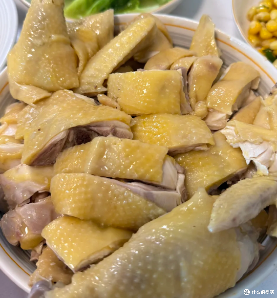 白切鸡,肉质清淡鲜嫩,保留鸡肉本身原汁原味的粤式硬菜
