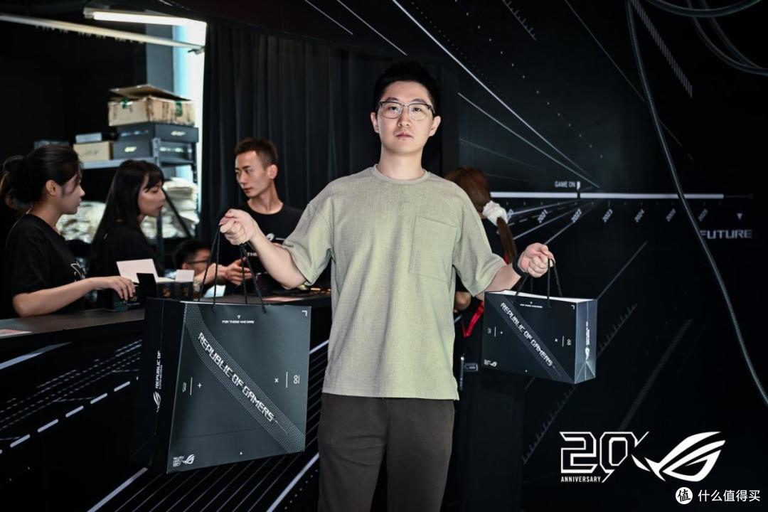 暑假信仰之旅倒计时!ROG 20周年快闪殿堂收官,尖货装备等你来战