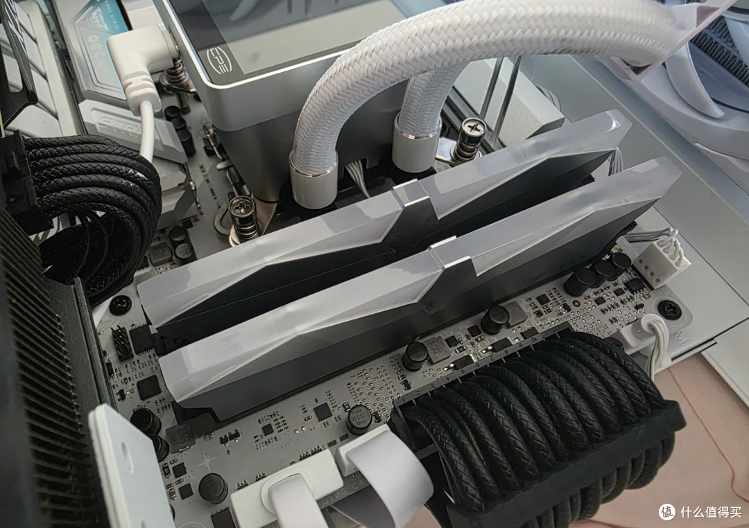 AI PC内存怎么选?别踩坑了,这套棘蛇升卿DDR5灯条就是答案