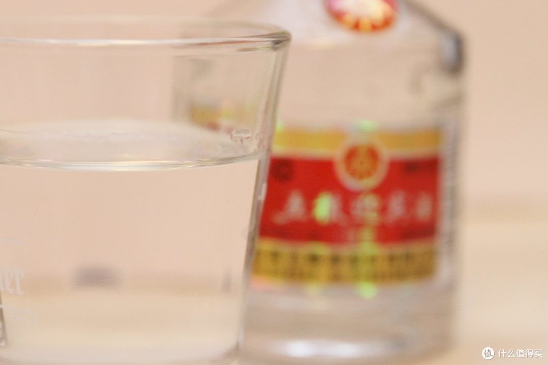 五粮液与酒杯实拍