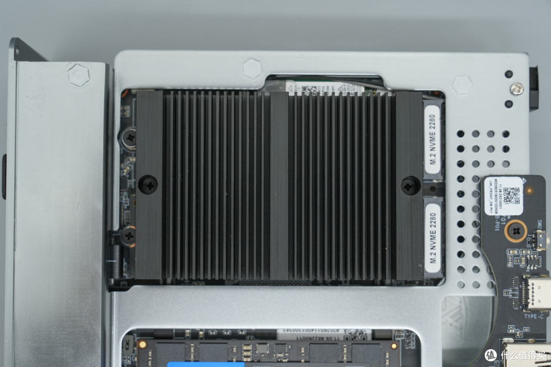 AMD Ryzen 7 H 255 8核处理器加持,街未觉醒迷你PC主机拆解