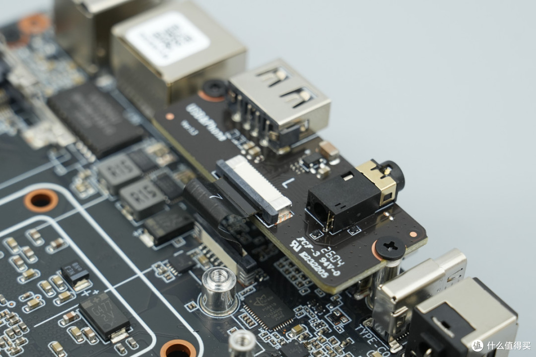 AMD Ryzen 7 H 255 8核处理器加持,街未觉醒迷你PC主机拆解