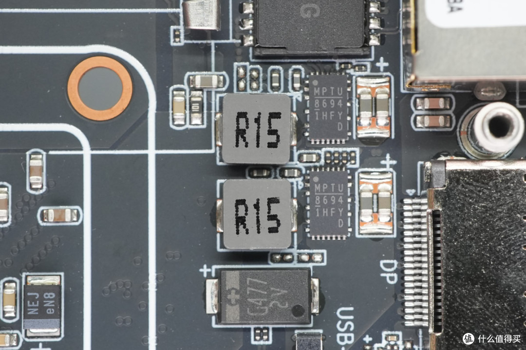 AMD Ryzen 7 H 255 8核处理器加持,街未觉醒迷你PC主机拆解