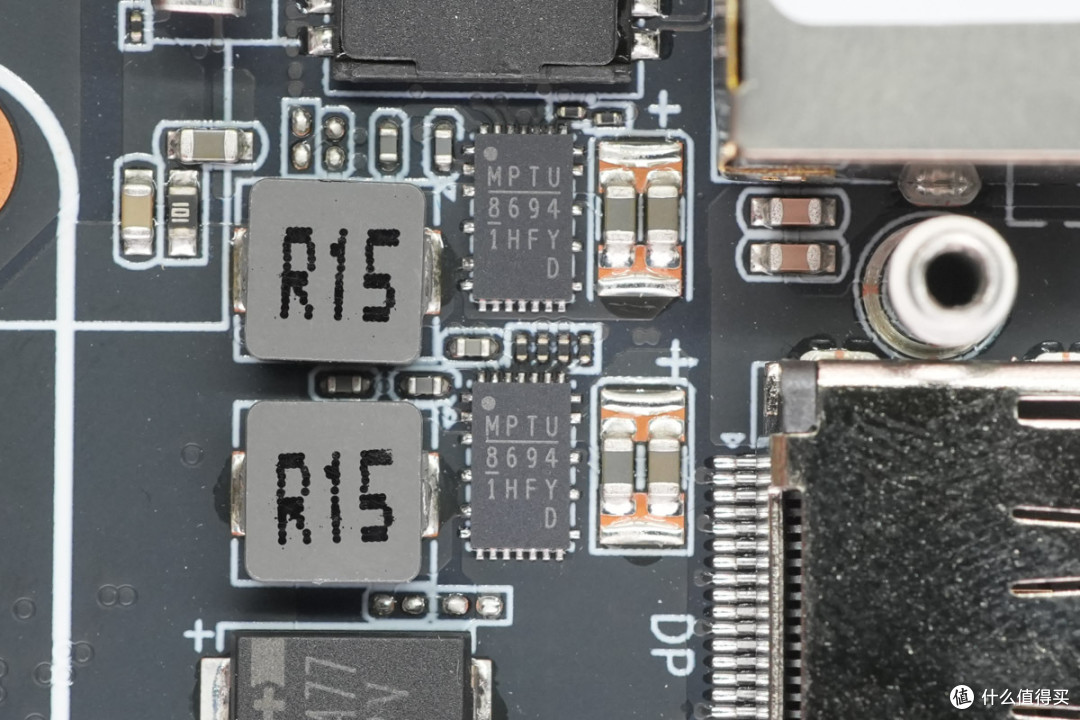 AMD Ryzen 7 H 255 8核处理器加持,街未觉醒迷你PC主机拆解