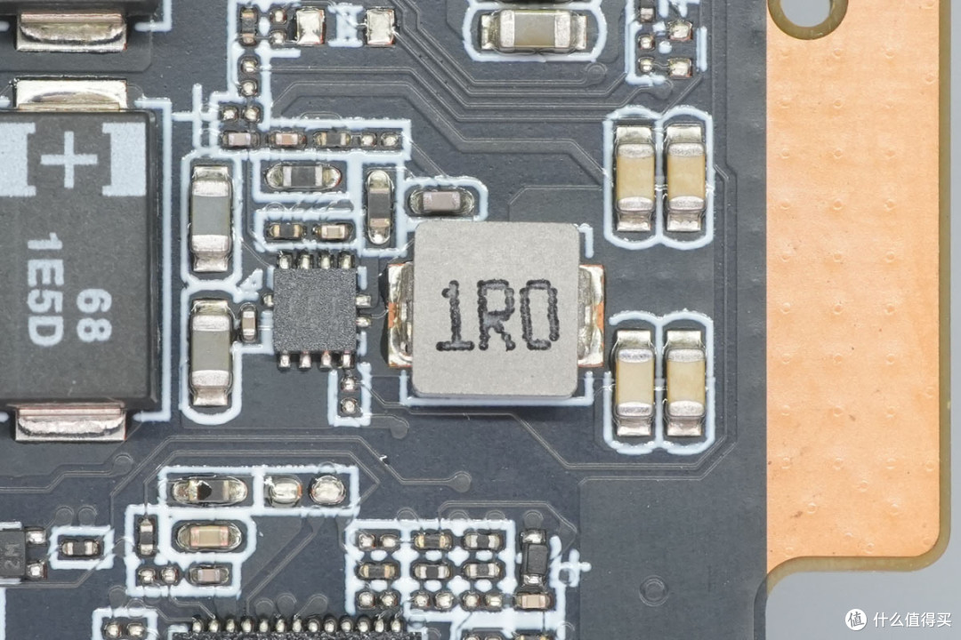 AMD Ryzen 7 H 255 8核处理器加持,街未觉醒迷你PC主机拆解