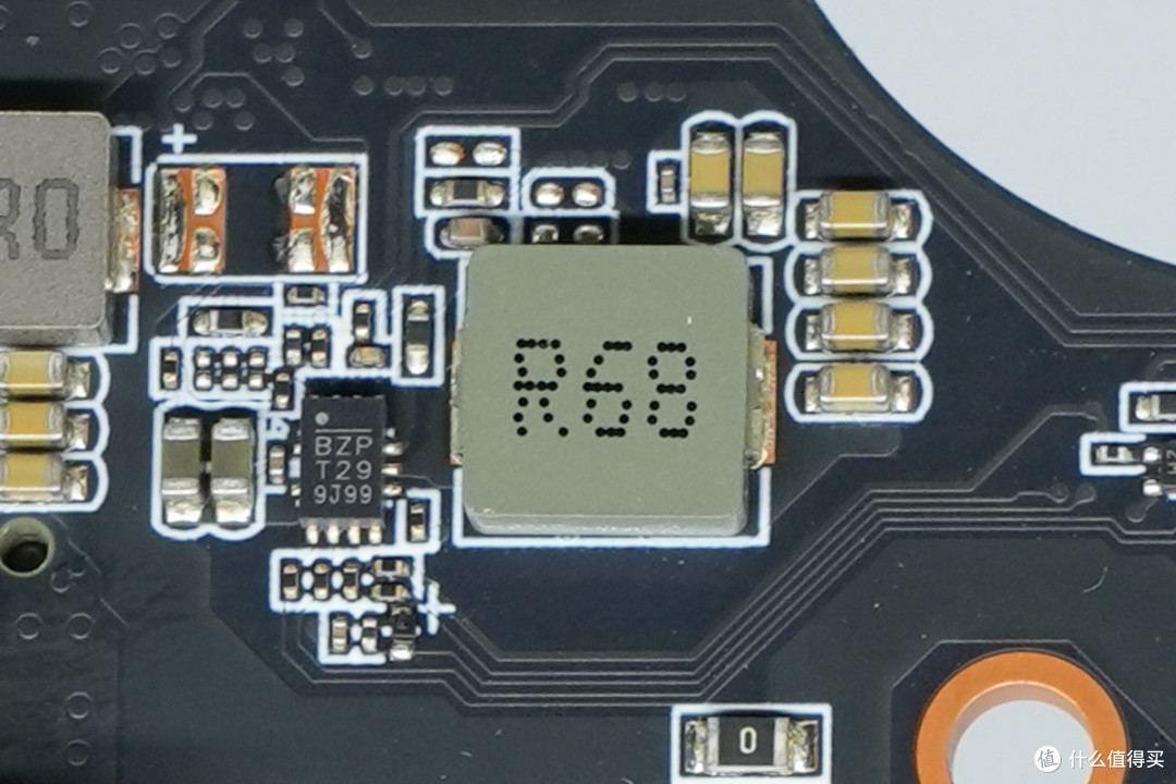 AMD Ryzen 7 H 255 8核处理器加持,街未觉醒迷你PC主机拆解