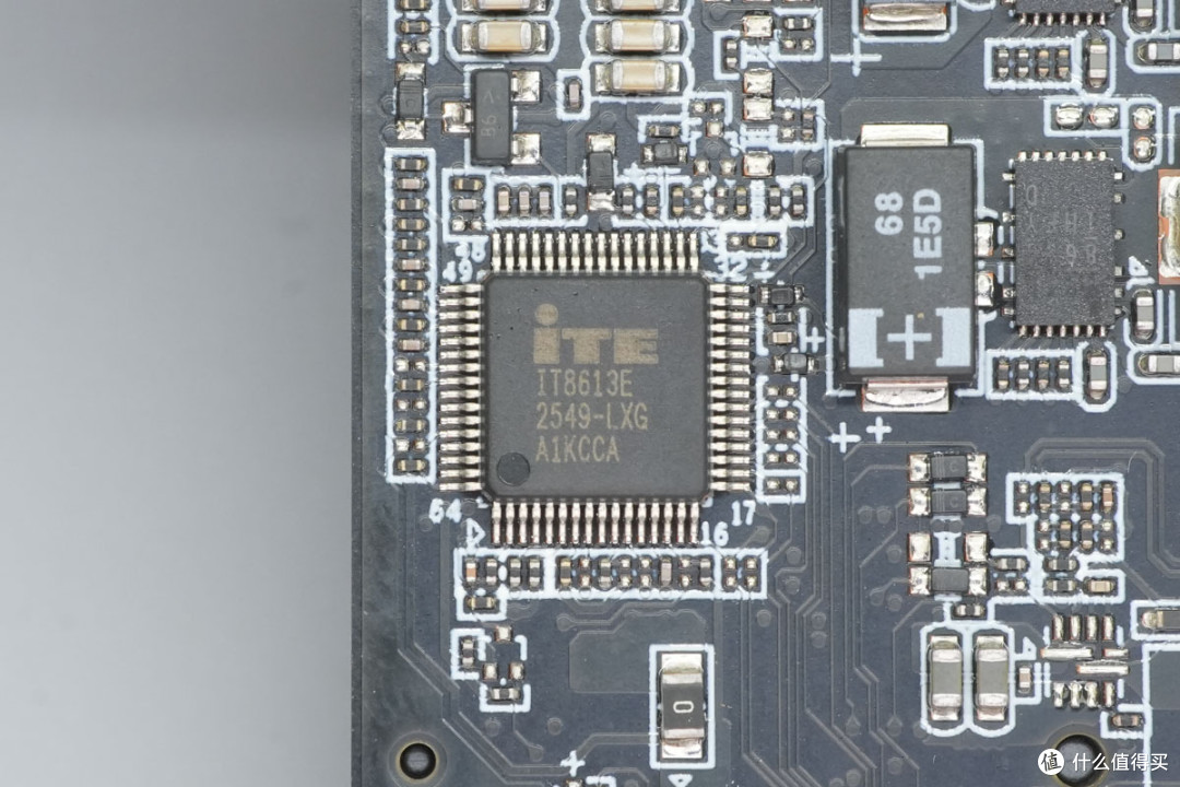 AMD Ryzen 7 H 255 8核处理器加持,街未觉醒迷你PC主机拆解