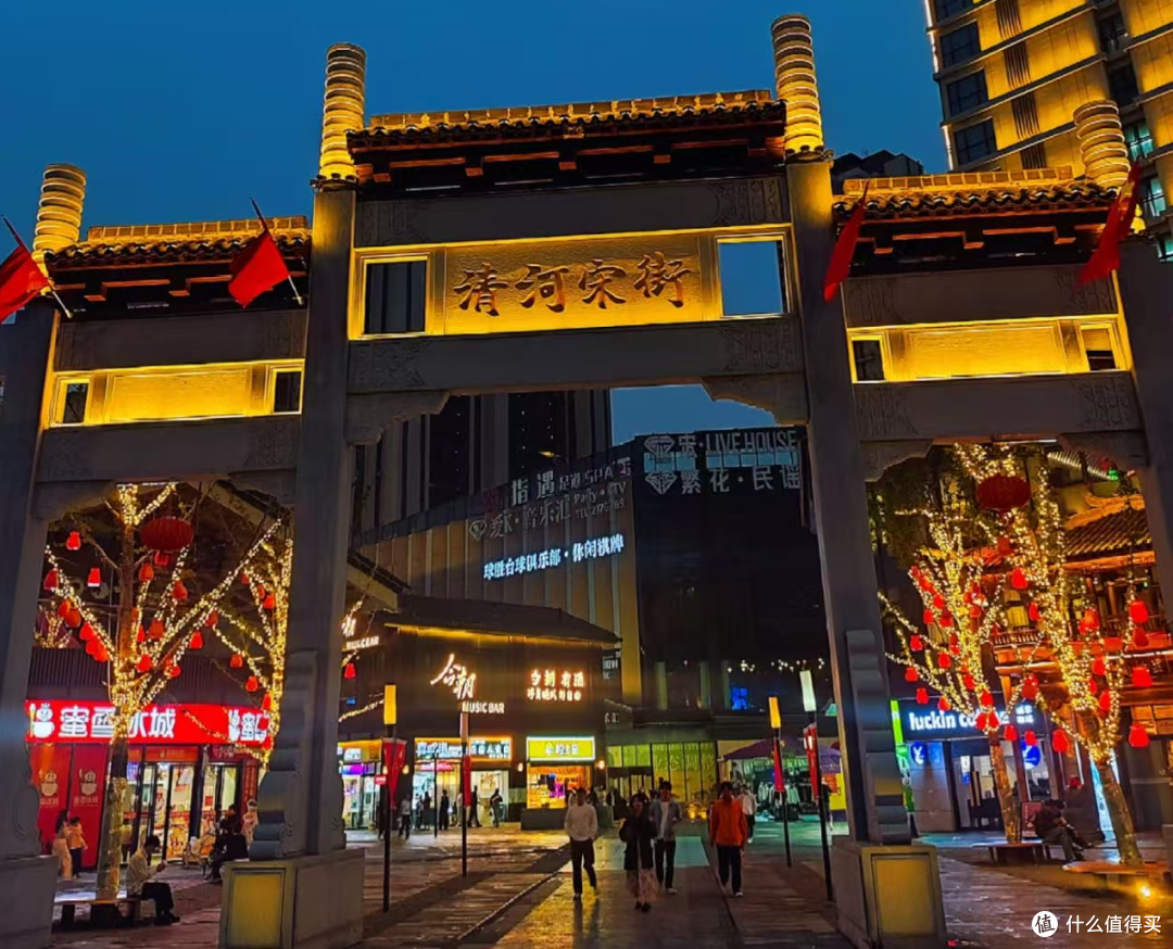 逛完清河宋街去哪吃?附近这家复古风中餐厅挺适合聚餐