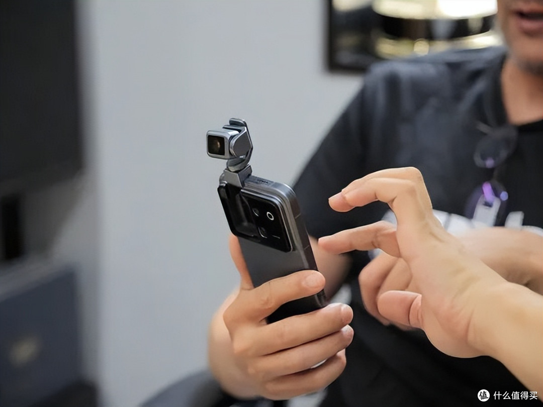 荣耀Robot Phone官宣8月发布!两配色,李健称赋予了它大脑和手脚