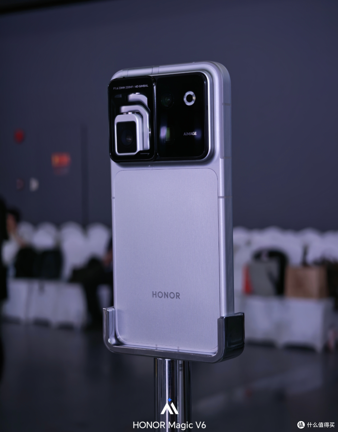 全球首款机器人手机来了!荣耀Robot Phone今日开约,这波太野了