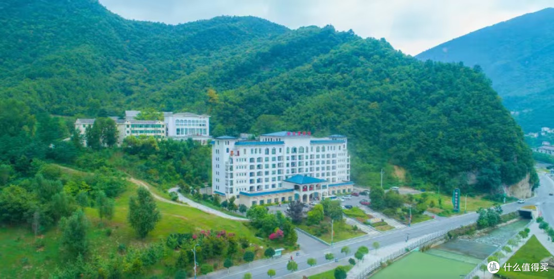 实测这家老式实木酒店,面水背山还配书,带娃住太安心了!