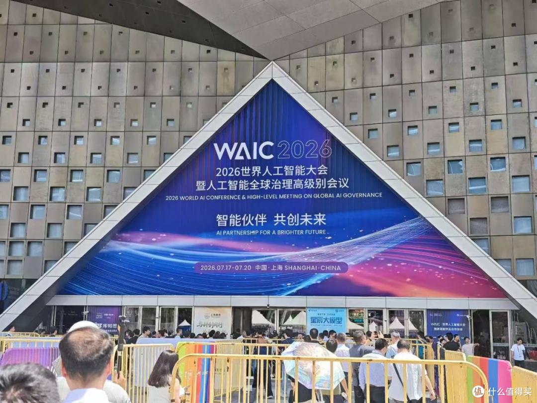 展会当保安、流水线搬砖!WAIC展示机器人“就业潮”全景