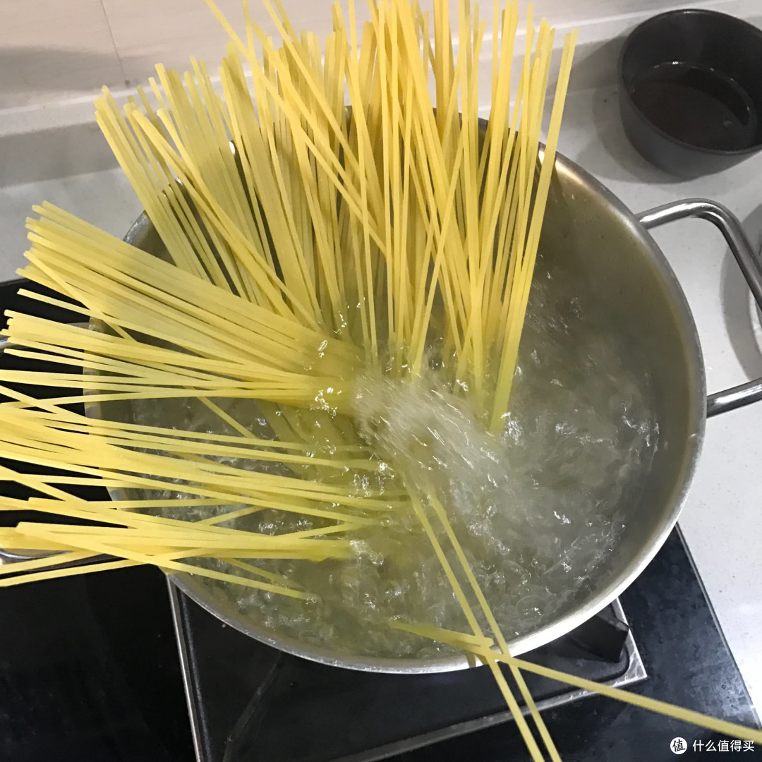 别跟我扯什么正宗意面,今天它就是我中式炒面的天选替身