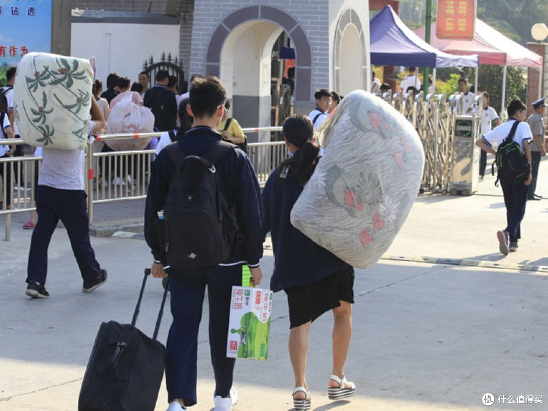 2026纯PC抗摔行李箱推荐|学生返校搬行李,尺寸重量到底怎么选?