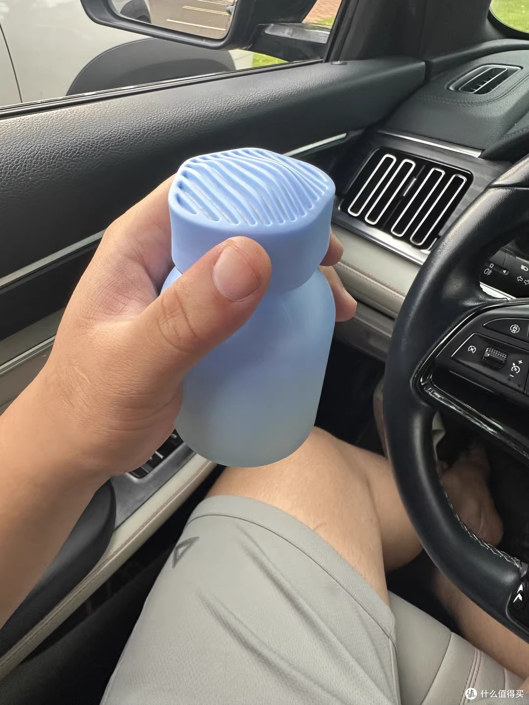 极氪空间"新境"车载香氛：把一座冷调山林搬进了驾驶座