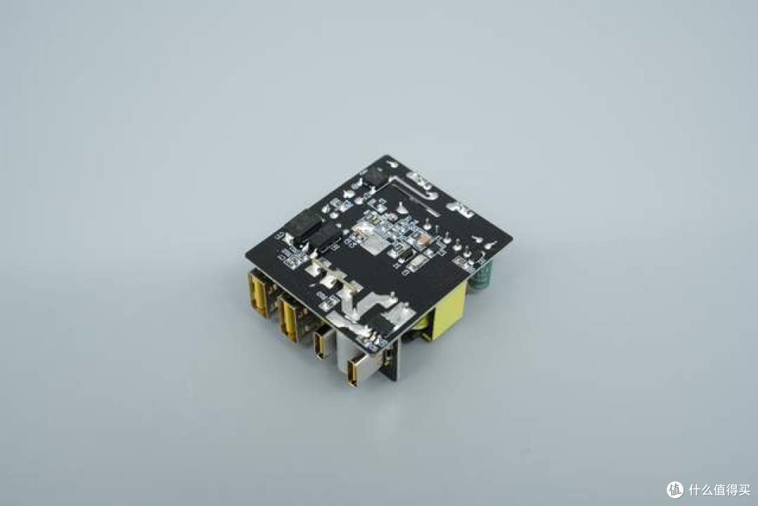 仅重58g却给到了2C2A!品胜这款30W氮化镓凭什么做到这么小?