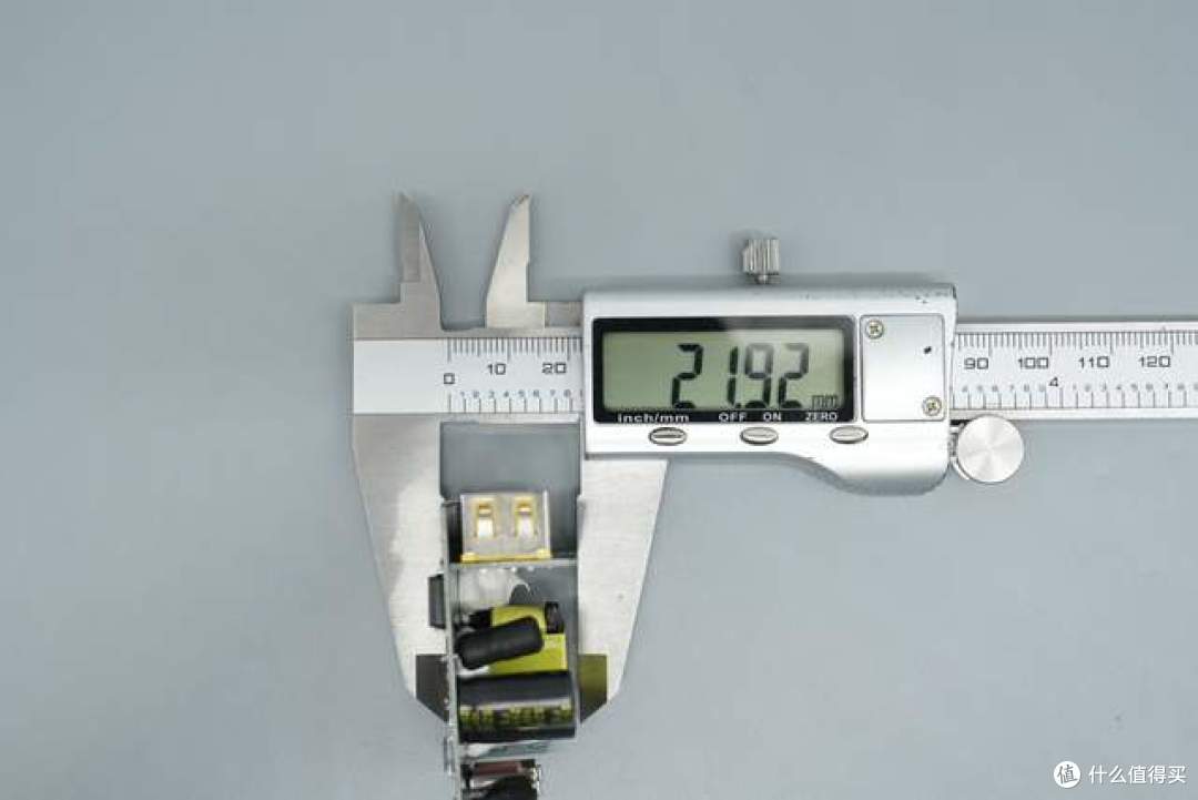 仅重58g却给到了2C2A!品胜这款30W氮化镓凭什么做到这么小?