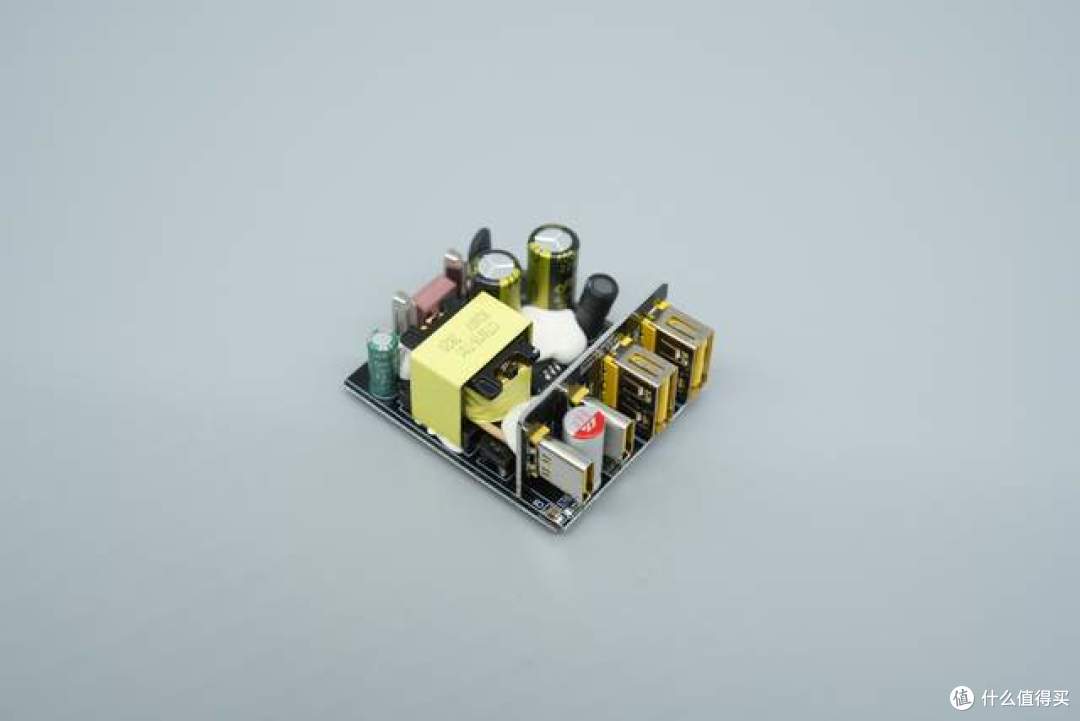 仅重58g却给到了2C2A!品胜这款30W氮化镓凭什么做到这么小?