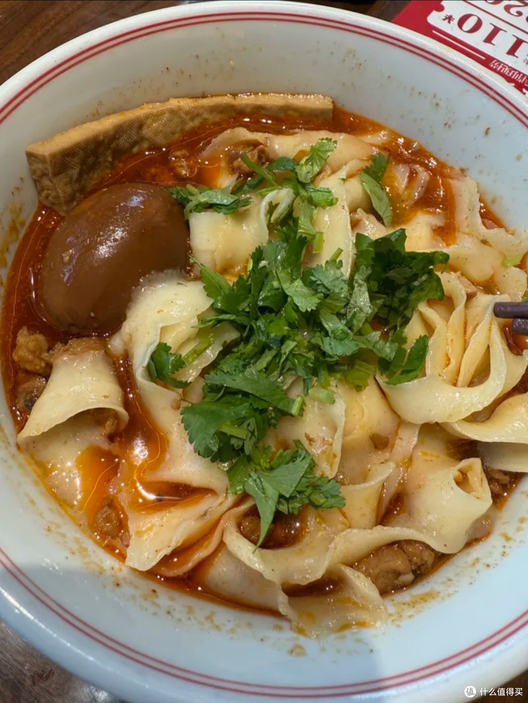 大同古城美食实测：这碗瓦片刀削面，师傅当面削给你看