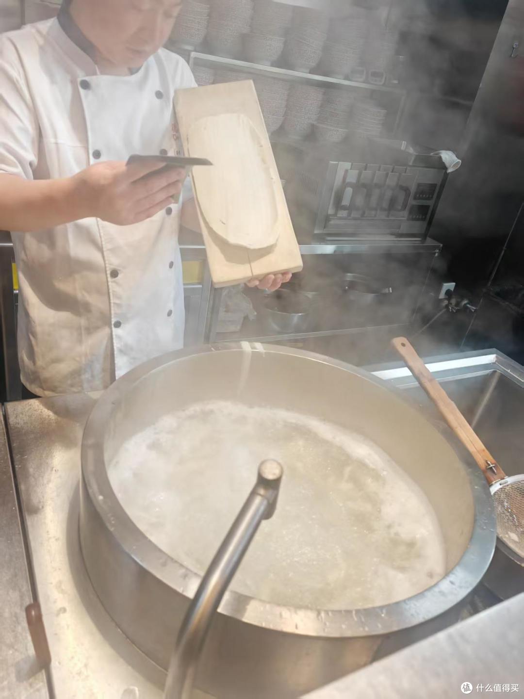 大同古城美食实测:这碗瓦片刀削面,师傅当面削给你看